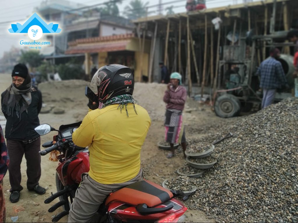 ठेकेदार नि आउँछन् बिच्च बिच्चमा